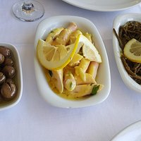 Hardal soslu ahtapot salatasi ve deniz borulcesi