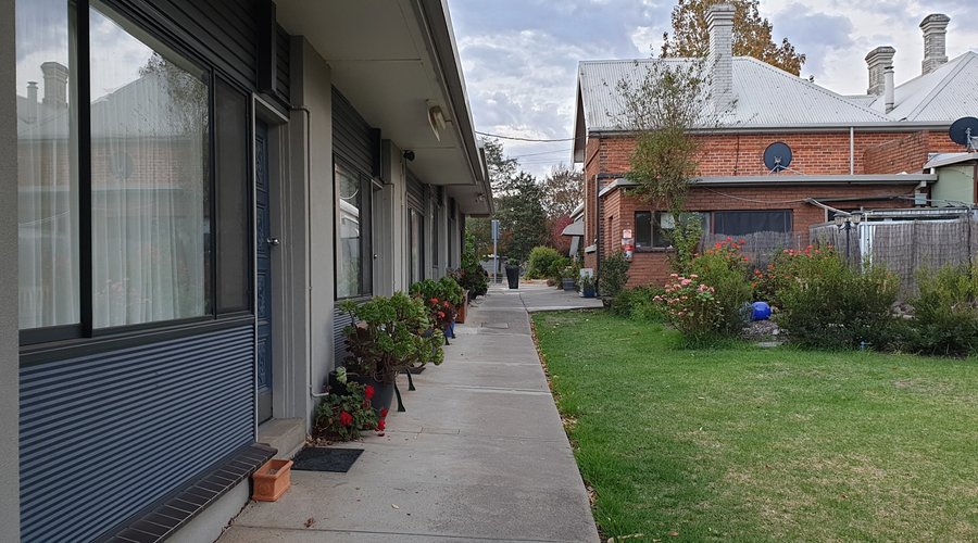 Best Western Hamilton Lakeside Motel   from back of property to reception