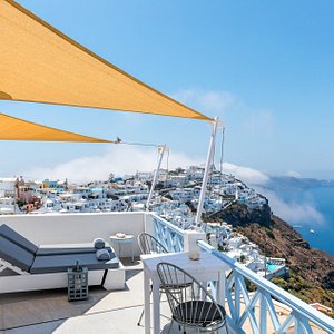 Blue Dolphins Apartments &amp; Suites, hotel in Santorini