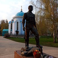 Памятник всем погибшим в локальных конфликтах, рядом с храмом. У храма по кругу идет перечисление всех конфликтов, начиная с ВОВ. Шанс оценить свои знания по современной истории