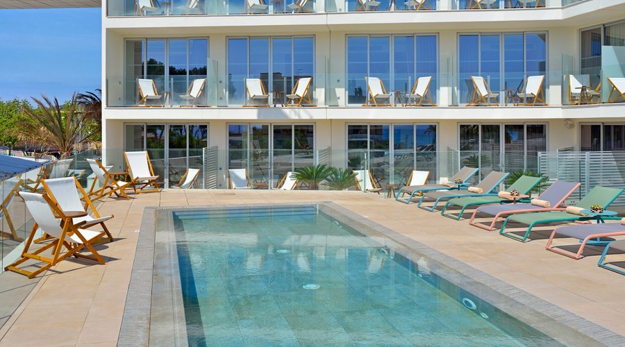-The_Plaza_Junior_Suite_Pool_Solarium
