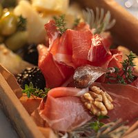 Ever since the 1960s, the prosciutto makers from Lokev have dried their prosciutto in the strong Karst winds. The prosciutto is dried for six to nine months, in accordance with the rules for the geographic indication of Karst prosciutto. The Karst prosciutto pairs great with Nanos cheese from the nearby Vipava valley.