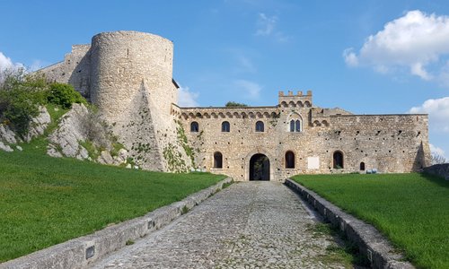 Veduta del castello dal vialetto