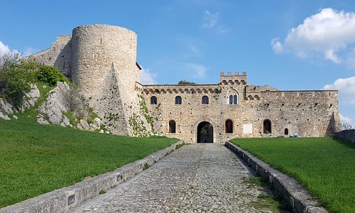 Veduta del castello dal vialetto