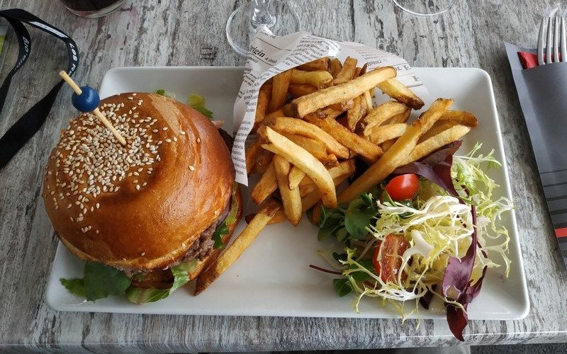 Cheeseburger avec des frites "maison".