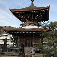 美しい塔が青空に映えます