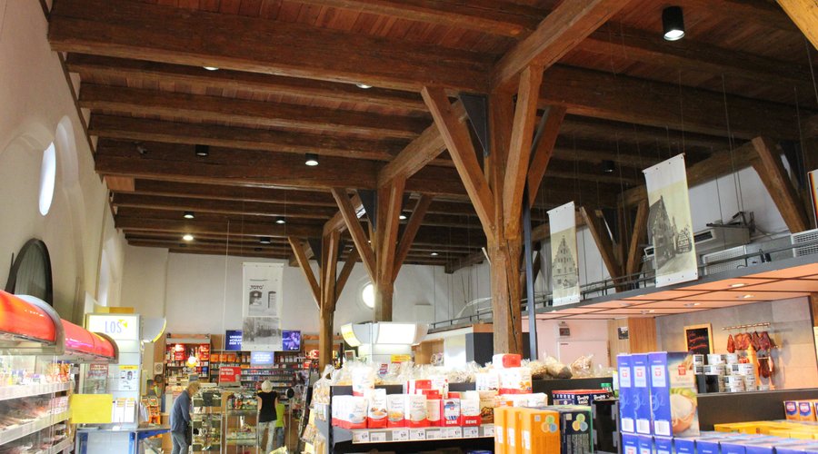 Auf der anderen Seite der Glastür: Die Schrannen-Markthalle