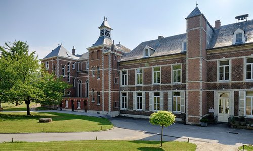 Admirez notre château vue de face.