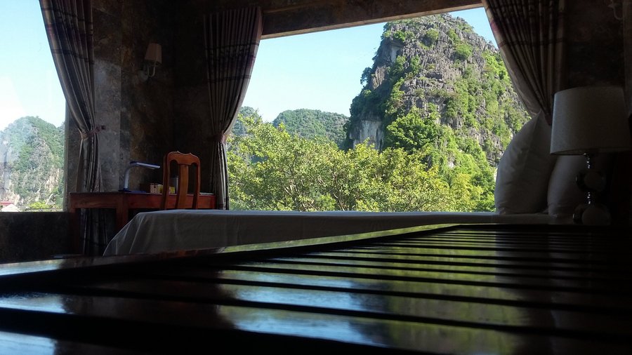 King room with mountain view.