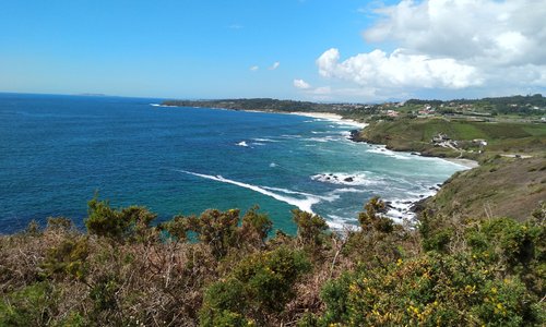 Vistas de la ruta de senderismo por la costa de Montalvo