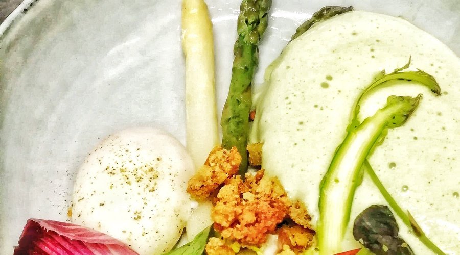 Oeuf parfait aux asperges, émulsion sucrine et burrata