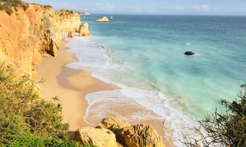 Toulky po útesech nad okouzlující Praia Da Rocha na jihu Algarve nikdy nevynechám, přestože jsem v Portugalsku byla již více než desetkrát. Je to podle mne jedna z nejmalebnějších pláží v Evropě. Za ta léta, co sem jezdím, postupně vzrůstá počet turistů. Hlavní sezona je tu v červenci a srpnu, já ji však mám nejraději v období Velikonoc. Někdy sem jezdíme i v říjnu. Není to většinou na koupání, ale brouzdat se ve vlnách oceánu a chytat bronz bez davů turistů je velmi příjemné.