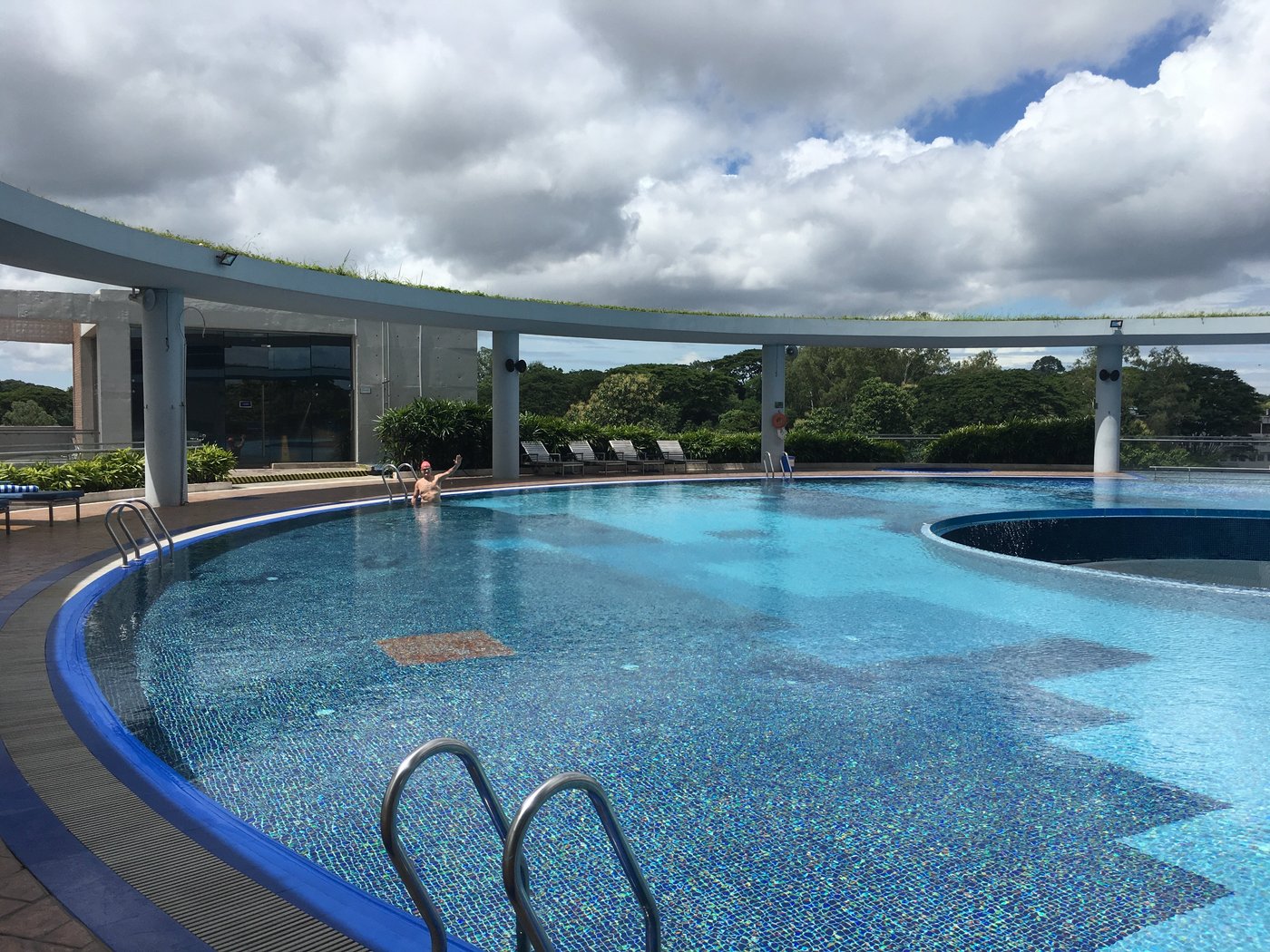 Radisson Blu Hotel, Chattogram Bay View - Pool: Fotos und Bewertungen ...