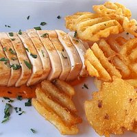 pollo de corral con salsa de almogrote casera y papas