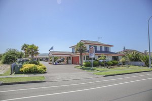 B-K's Palm Court Motor Lodge in Gisborne, image may contain: Hotel, Neighborhood, City, Villa