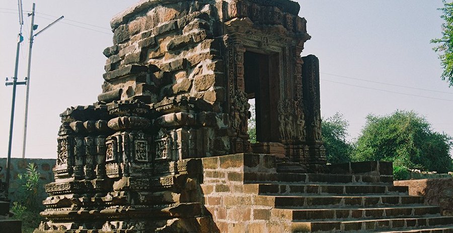 CHANDRABHAGA TEMPLE On the banks of the magnificent Chandrabhaga River stand some beautiful Chandrabhaga temples with intricately carved pillars and arched gateways. This region is known for the Shri Dwarkadheesh Temple that was built by Jhala Zalim Singh in the 11th century and the Shantinath Jain Temple which has houses some beautiful murals and sculptures.