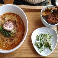 Cランチの坦々麺と照り唐丼のセットです
