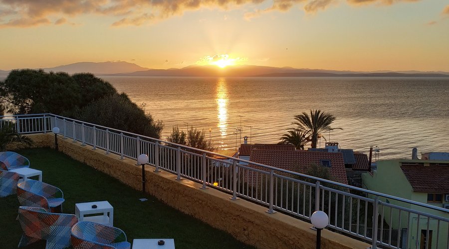 Dalle camere vista mare il sorgere del sole. Semplicemente fantastico!