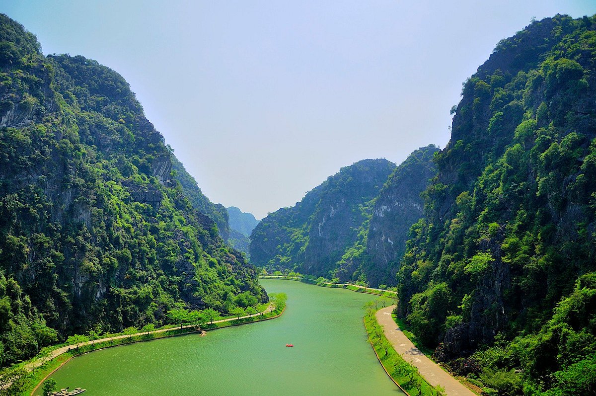 Tuyết Tình Cốc (Ninh Bình): Nếu bạn yêu thích sự yên bình và tĩnh lặng của thiên nhiên thì hãy đến với Tuyết Tình Cốc - Ninh Bình. Cảm nhận sự tĩnh lặng của hồ nước trong lành cùng ngôi chùa cổ kính bên bờ và hưởng thụ không khí trong lành trong chuyến đi này.