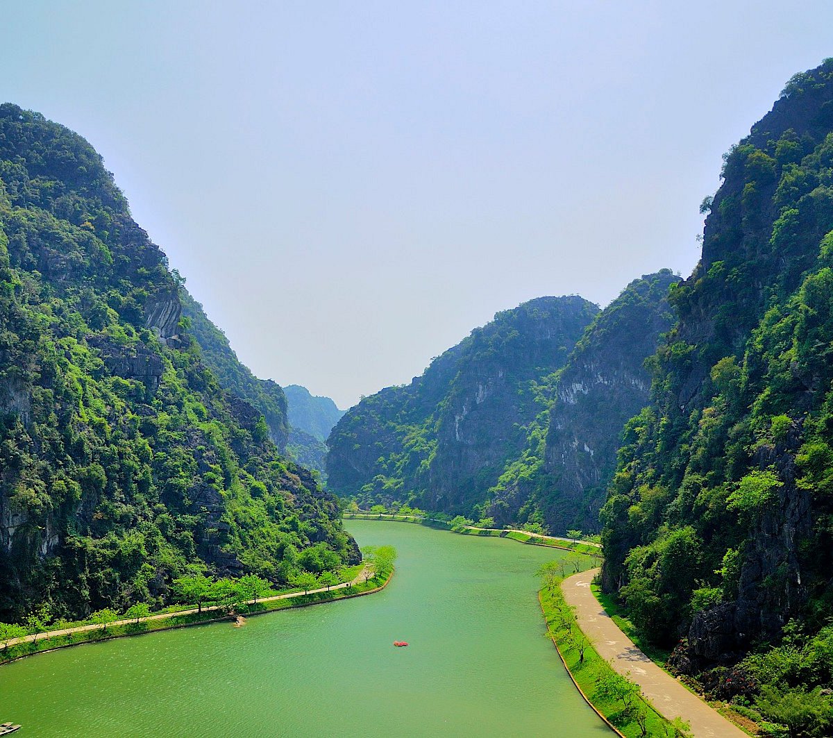 Tuyệt Tình Cốc - Ninh Bình - Cảm nhận vẻ đẹp của Tuyệt Tình Cốc là một địa danh nổi tiếng trong vùng phía Bắc nước ta. Đây là một cơ hội tuyệt vời để bạn thư giãn, để nghỉ ngơi tránh nắng với khung cảnh phong phú và đầy màu sắc. Hãy đến và tận hưởng từng khoảnh khắc tuyệt vời nhất của Tuyệt Tình Cốc - Ninh Bình.