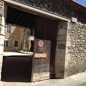 Le porche d'entrée de La Belle Cour place Vigouroux à Céreste
