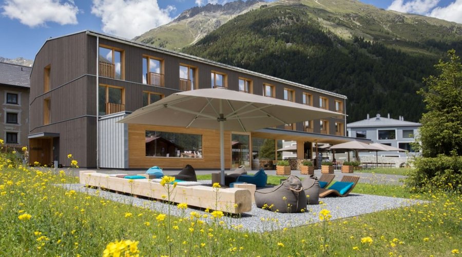 Im Vordergrund ist die Sunset Lounge zu sehen in der es sich die müden Beine bequem hochlagern lässt. 