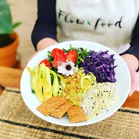 Nutribol esencial: nuestra comida completa imprescindible, con noodles de calabacín, ensalada de lentejas y yogur vegano, verduras asadas, frutos secos y aguacate.