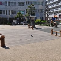 橋の欄干を模したモニュメントが立っています