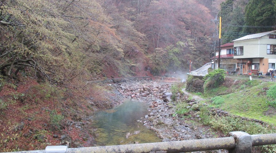 湯気のある方向が川にある尻焼温泉です