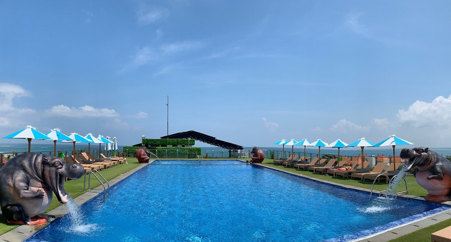 Roodtop Pool (West) with Umbrellas