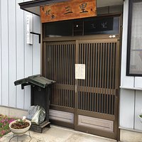 貼り紙の貼られた入口