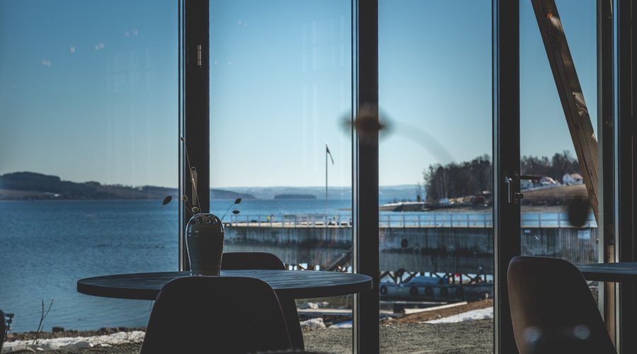 Restauranten ligger helt i strandkanten