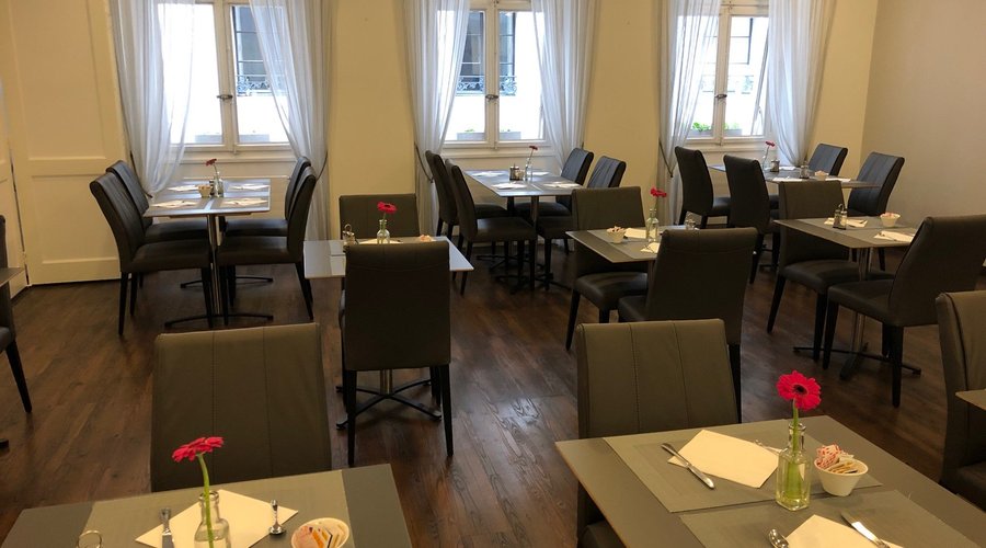Breakfast room and restaurant for lunch (Monday to Friday)