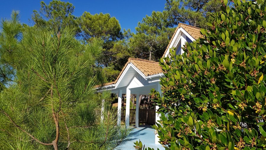 Un des nombreux chalets du domaine résidentiel naturiste de La Jenny 