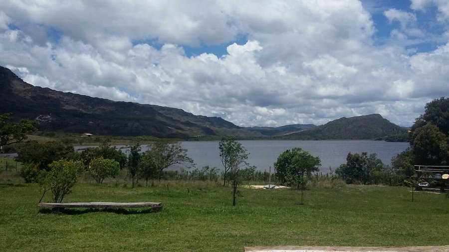Estamos localizados a beira da Lagoa da Lapinha e contamos com entrada exclusiva!