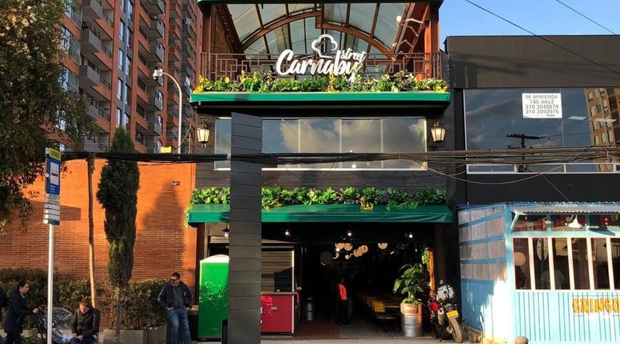 Triangular es la tienda de café donde podrás disfrutar de experiencias en torno a la bebida emblema de Colombia. Triangular tienda de Café es un lugar donde sus espacios se ajustan a la perfección para que puedas trabajar, estudiar, ir a leer o reunirte con amigos. Recuerda preguntar por sus tortas, son espectaculares. Está ubicado en la Calle 140 # 13 - 62 piso 2. Pasaje gastronómico Carnaby Street