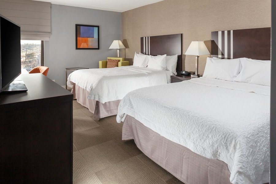 Hampton Inn Newark Airport - hotel rooms