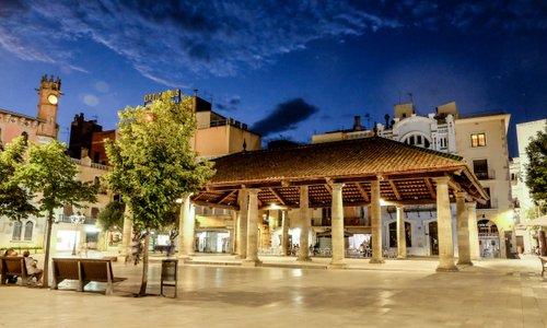 La Porxada S.XVI. Llotja de gra aixecada a l’antiga plaça Major entre 1586 I 1587, seguint l’estil de les primitives llotges medievals. Al llarg de les centúries ha patit diverses reformes , que han quedat registrades a les antigues bigues de sota la coberta. De la Pedra de l’Encant, situada al peu d’una de les columnes de la Porxada, s’expliquen algunes llegendes, però en realitat servia per fer els encants públics.