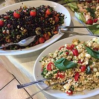 ecco uno dei nostri apericena estivi:
riso venere con verdure e insalata di orzo con mozzarelline e pomodorini freschi