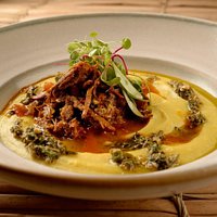 Angu com tucupi, ragu de pato e pesto de jambu