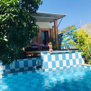- Sehr schönes Ambiente - schöne Zimmer mit dem Highlight des Bades  - schöne Poolanlage und tolle Dachterasse für die Aussicht - freundliches und hilfsbereites Personal - Strand in kurzer Distanz