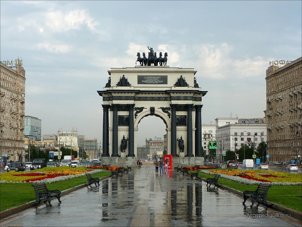 Триумфальна арка в москве. Триумфальная арка Кутузовский проспект. Триумфальные ворота на Кутузовском проспекте. Триумфальная арка в Москве на Кутузовском. Арка на Кутузовском проспекте.