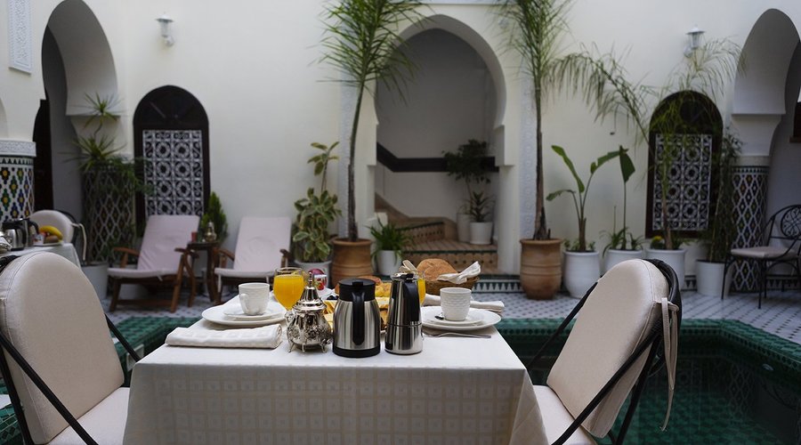 Venez déguster notre petit déjeuner avec ses choix variés et complets dans un espace de détente. #Belle_vue