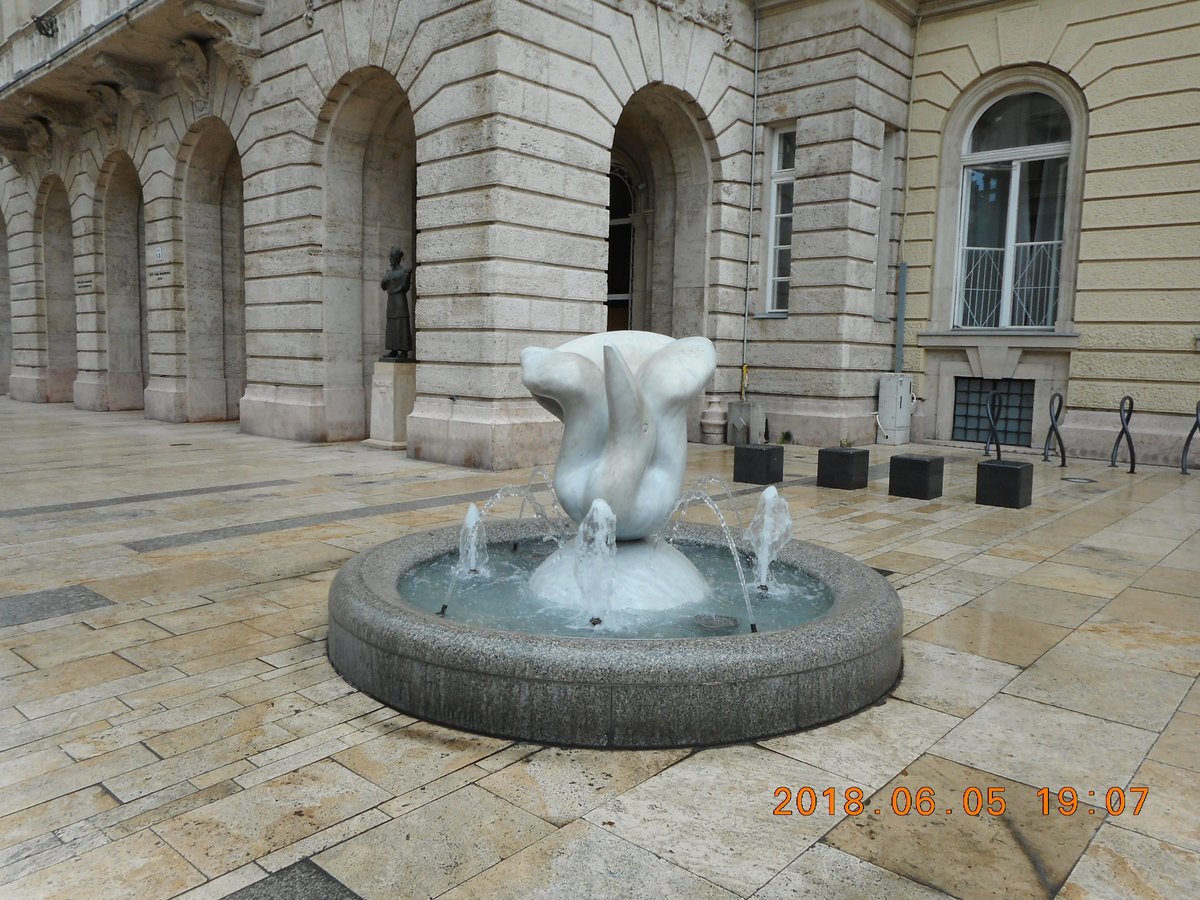 The Open Book Fountain, Будапешт: лучшие советы перед посещением -  Tripadvisor