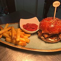 Skvelý burger s trhaným bravčovým mäsom : )