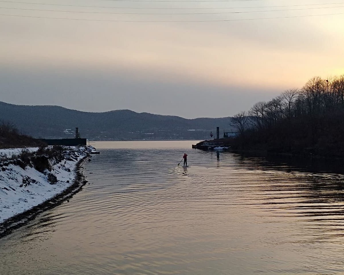 Бухта труда владивосток. Остров Папенберга Владивосток. Водоемы Владивостока. Бухта труда закат.