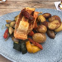 Lachs mit Parmesankruste, Pfannegemüse und Rosmarinkartoffeln