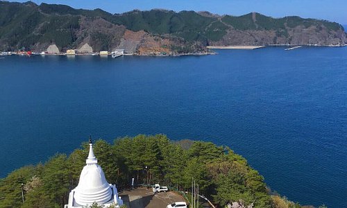 高さ48.5m日本一の魚籃観音です。大観音の中のらせん階段を登って行くと、観音様の腕の部分が展望台になっており、釜石湾を一望出来ます。