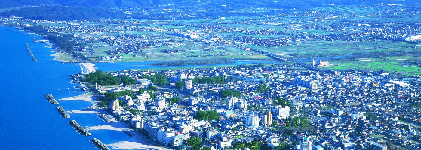 皆生温泉は、旅館街の眼前に日本海があり、背後には中国地方最高峰の名峰・大山（だいせん）がそびえています。