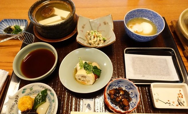 湯豆腐が付いた朝食はうれしい